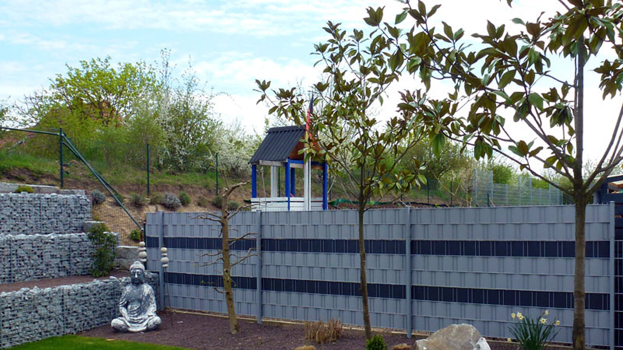 Steinzäunen und Gabionenwänden