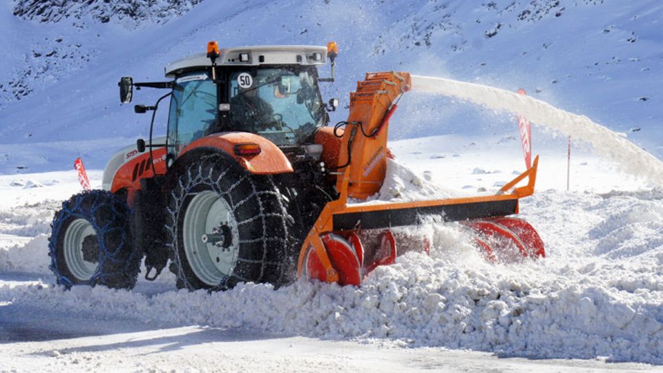 Traktor mit Scheefräse