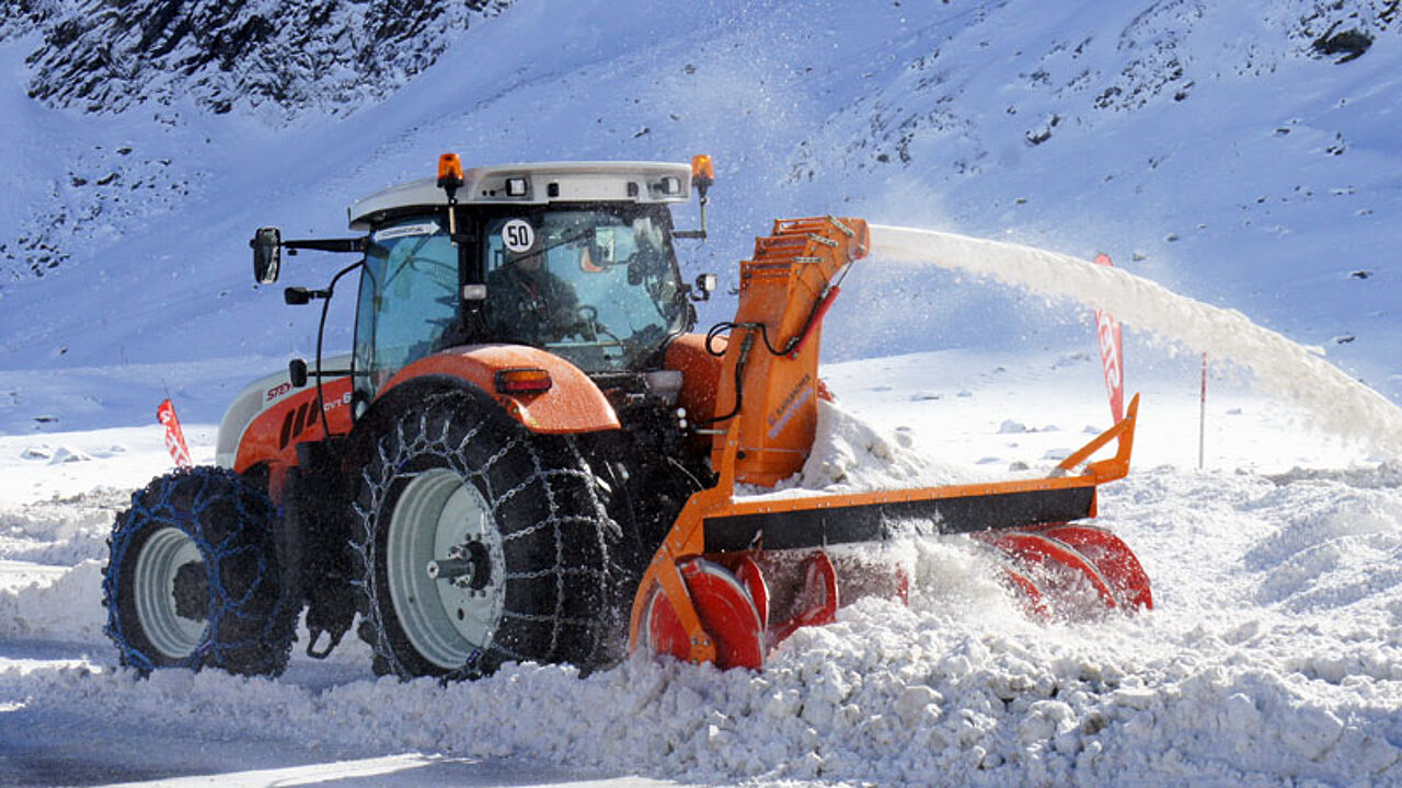 Traktor mit Scheefräse