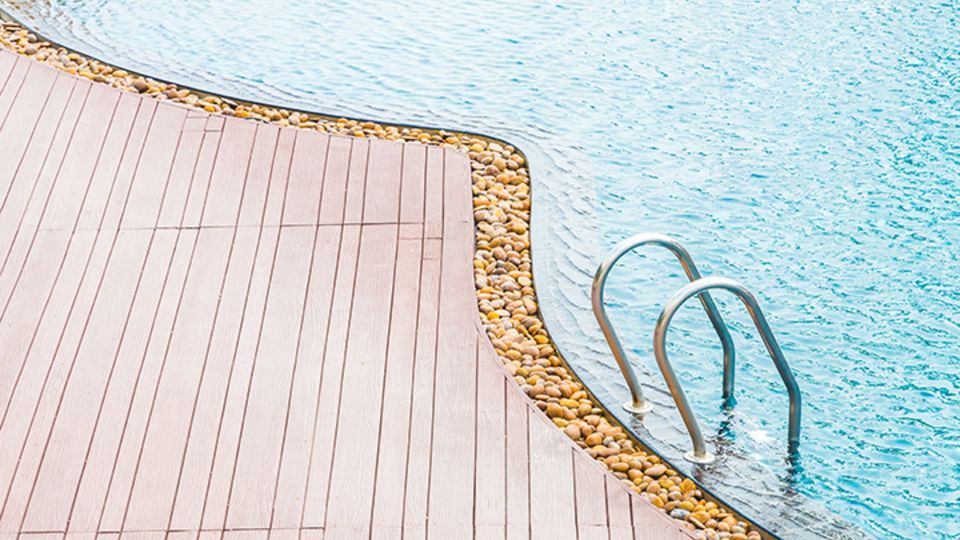 Holzdeck mit Pool