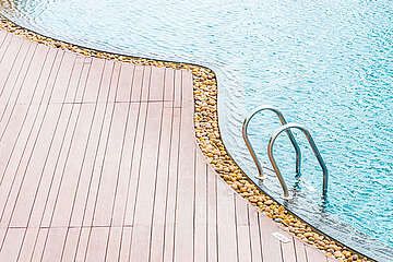 Holzdeck mit Pool