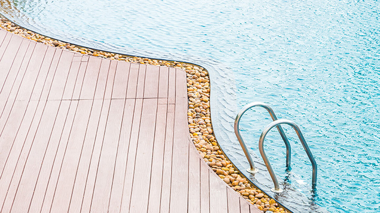 Holzdeck mit Pool