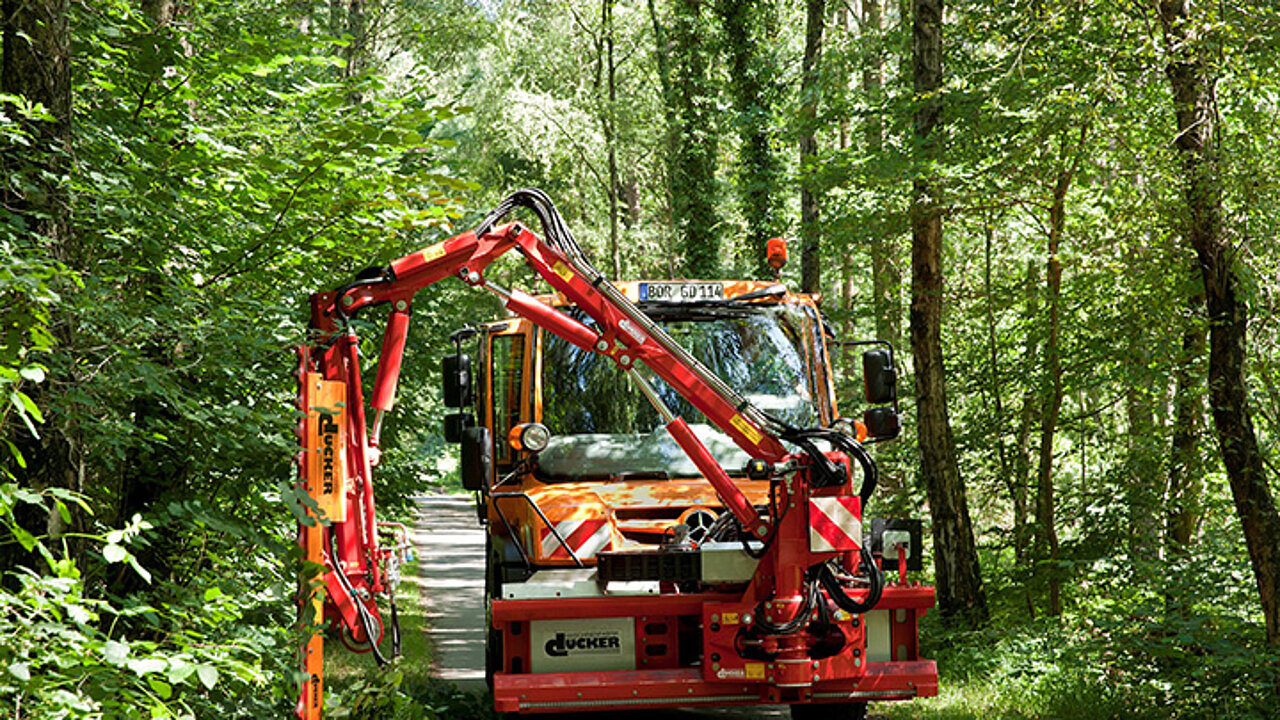 Unimog mit Astschere