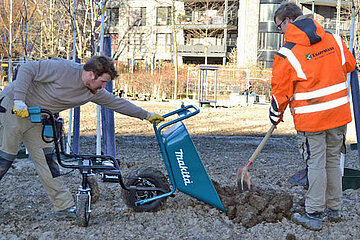 Makita DCU180