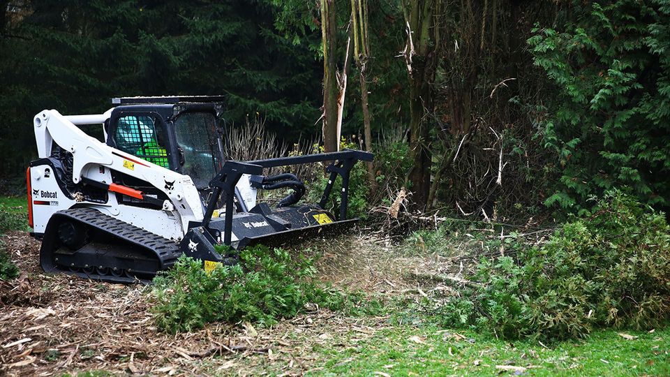 Bobcat Kompaktmaschinen gegen Waldbrand