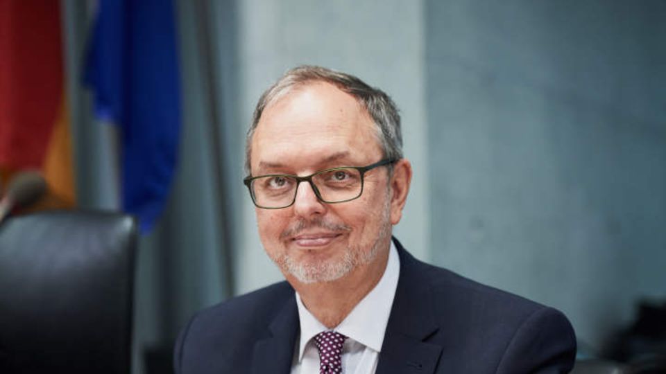 Dr. Georg Thiel