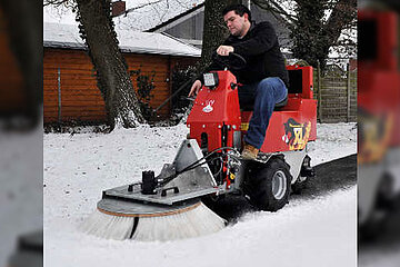 Cleanmeleon mit Radialbesen