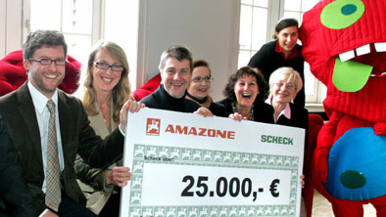 Amazone übergibt Spende