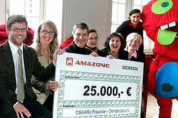 Amazone übergibt Spende