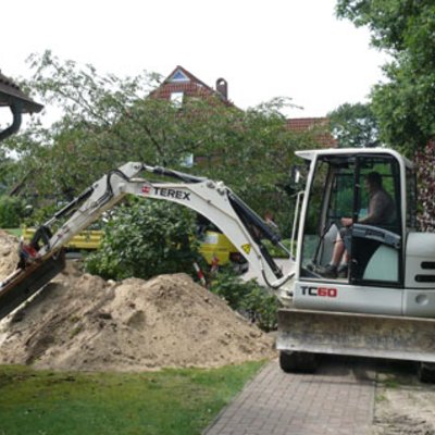 Bagger mit Schwenklöffel