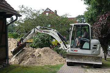 Bagger mit Schwenklöffel