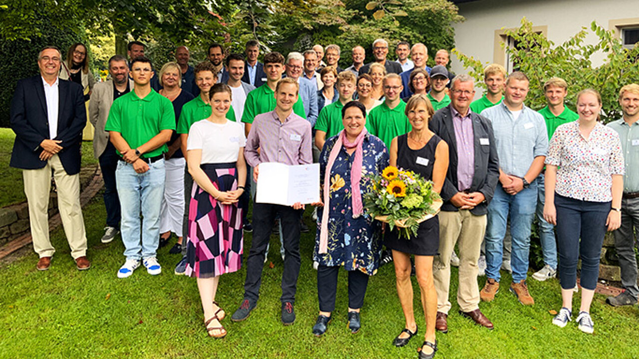 Firmengarten mit den Gästen