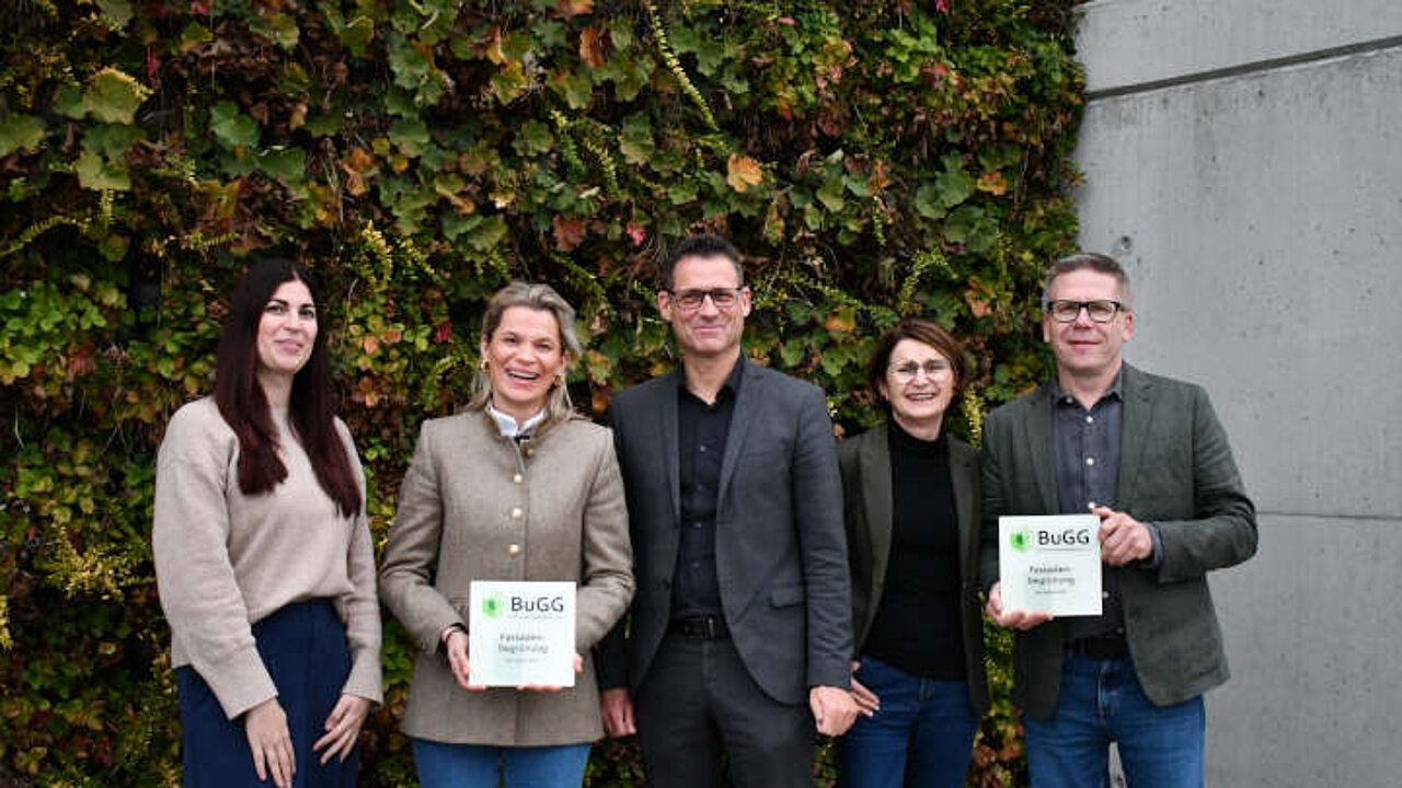 Freudige Übergabe des BuGG-Awards