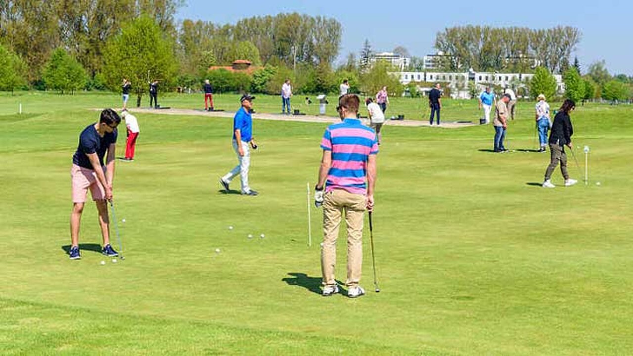 Menschen spielen Golf