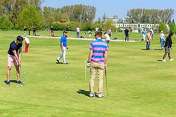 Menschen spielen Golf