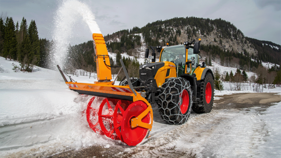 728 Vario mit Schneeketten