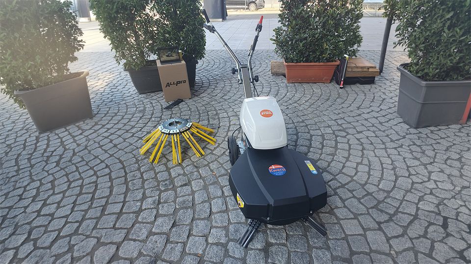 Kwern Wildkrautbeseitigung mit Allpro Akku