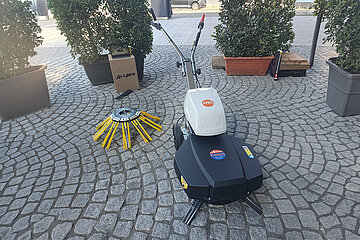 Kwern Wildkrautbeseitigung mit Allpro Akku