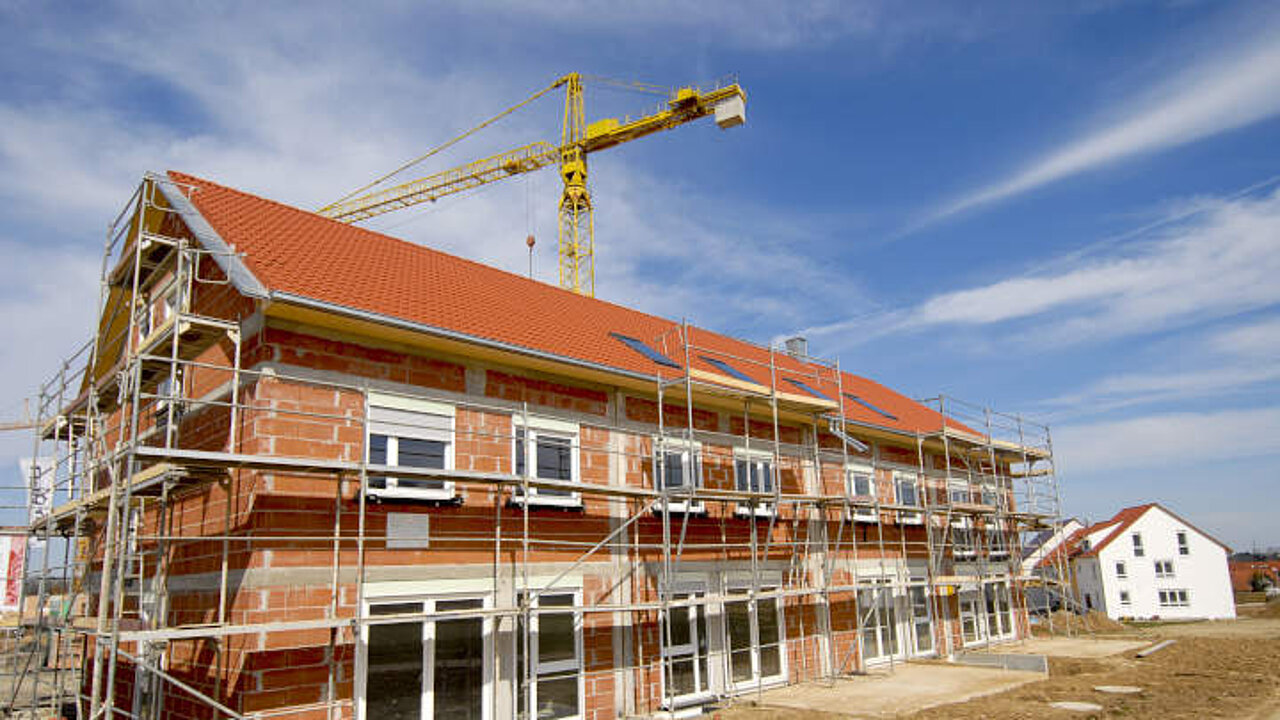 Baustelle mit Kran