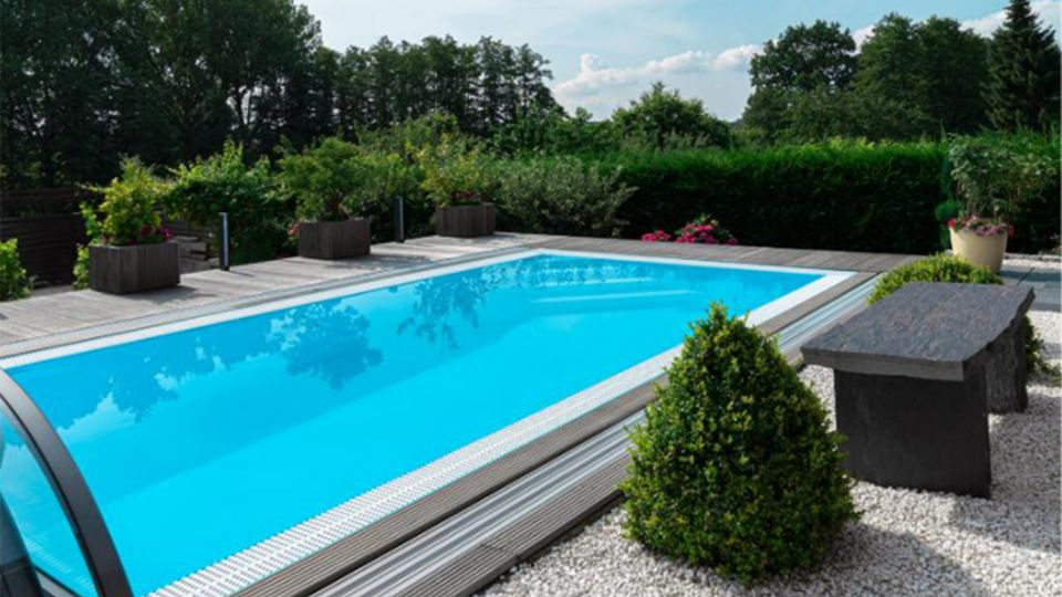 Pool mit Steineinfassung