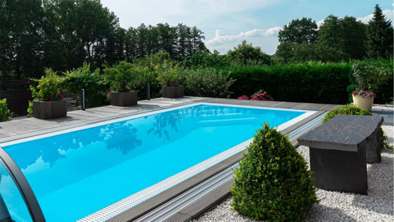 Pool mit Steineinfassung