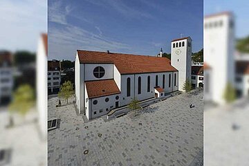 im Pixelmuster gepflasterte Kirchplatz