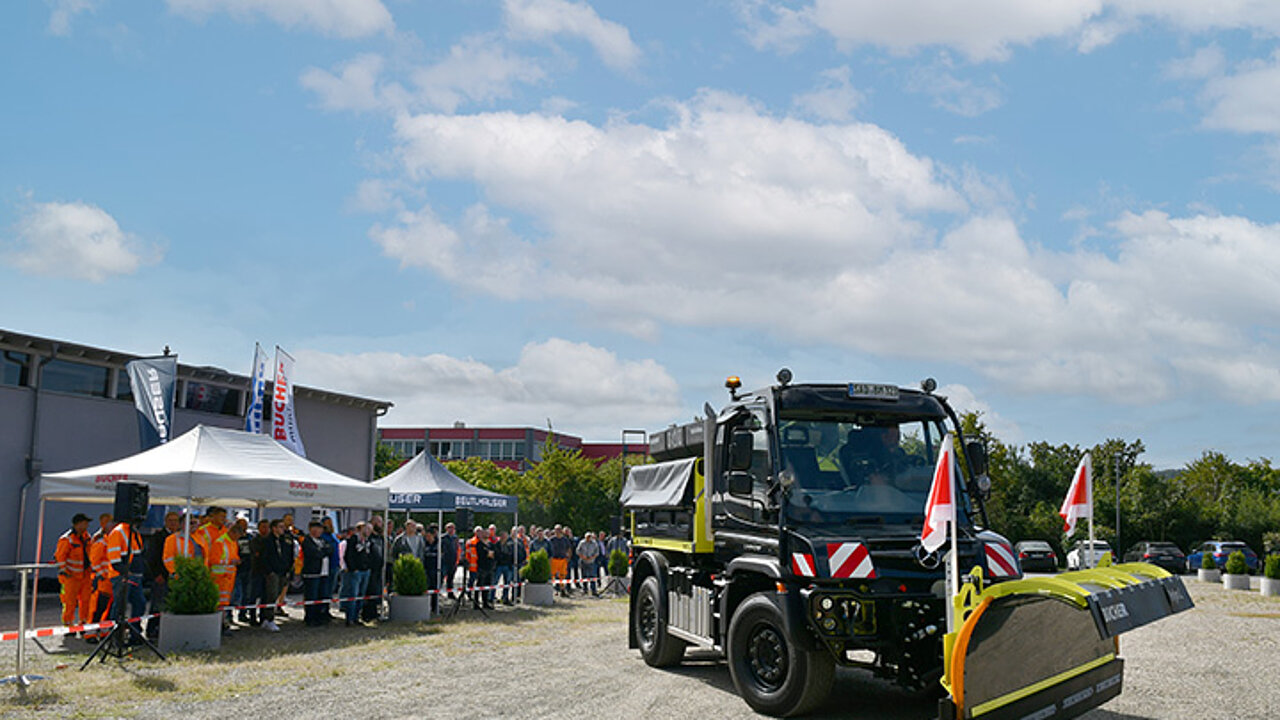 Unimog mit Schneepflug