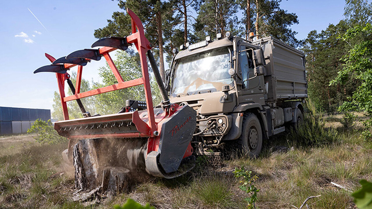 Unimog Holzhacker