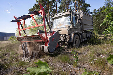Unimog Holzhacker