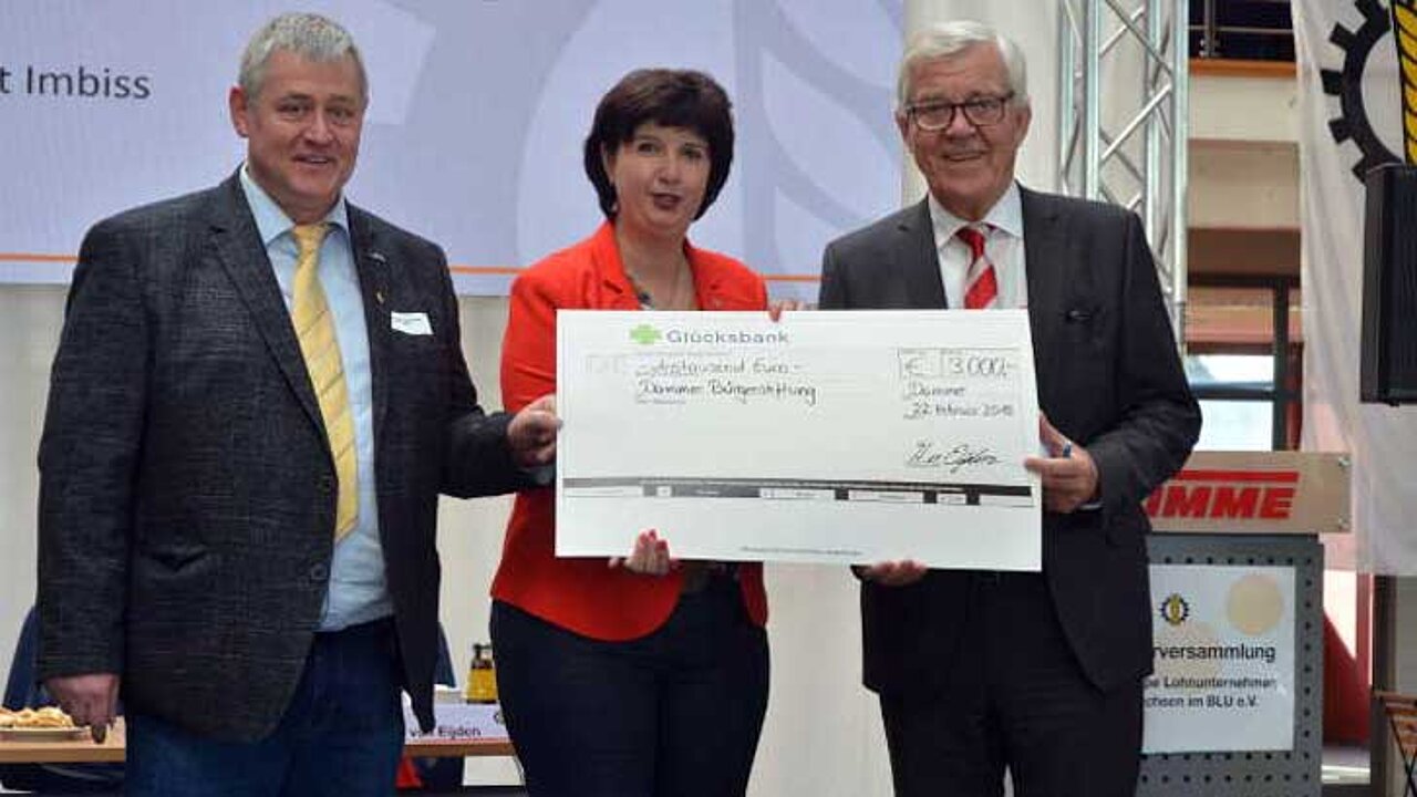 Überreichung des Schecks
