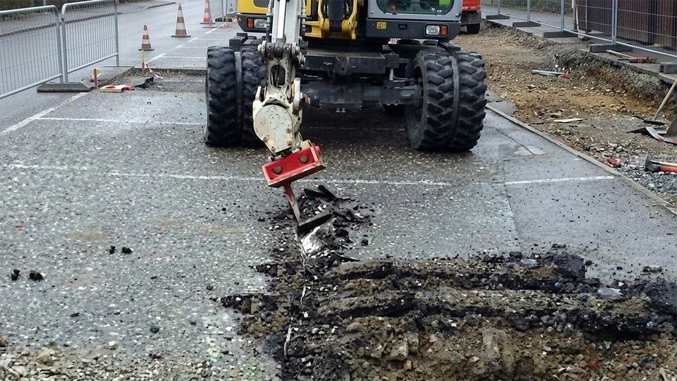 Wurzelratte schneidet Asphalt