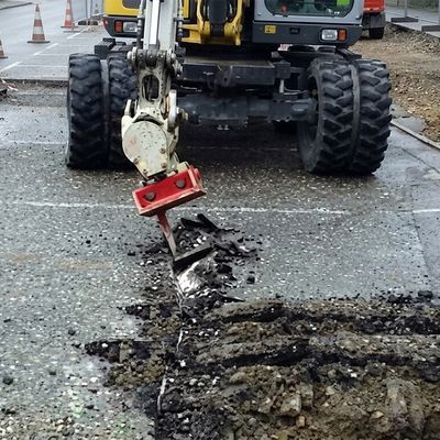 Wurzelratte schneidet Asphalt