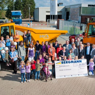 Übergabe des Spenden-Schecks