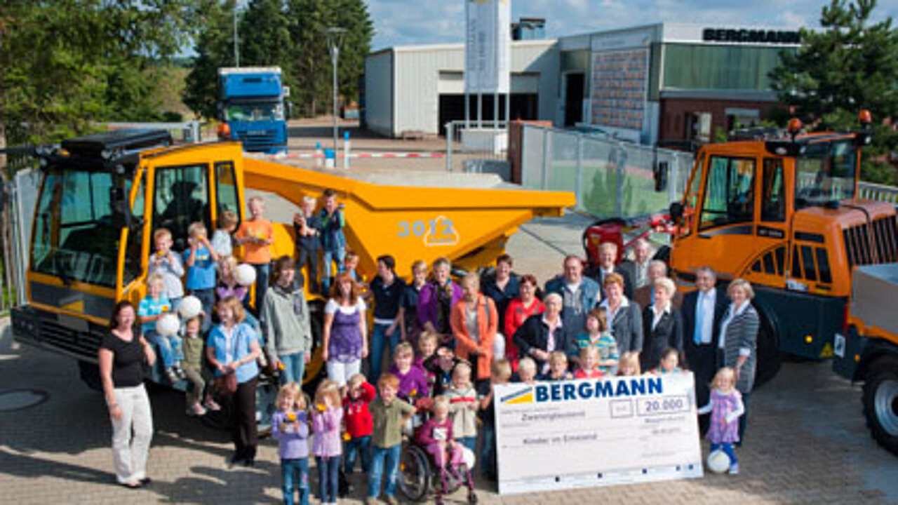 Übergabe des Spenden-Schecks