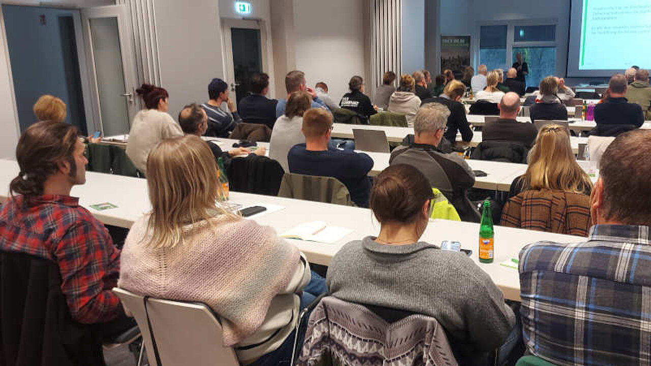 Zuhörer*innen im neuen Seminargebäude