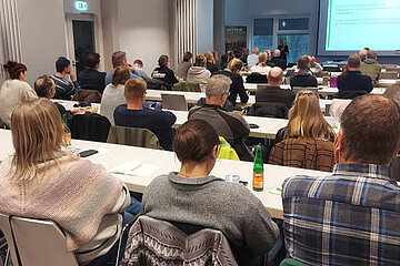 Zuhörer*innen im neuen Seminargebäude
