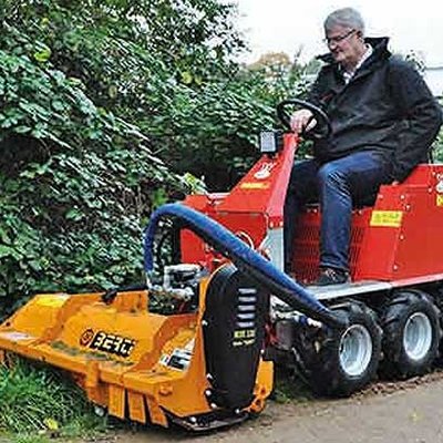 Dozer bei der Grünflächenpflege