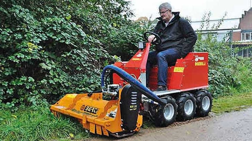 Dozer bei der Grünflächenpflege