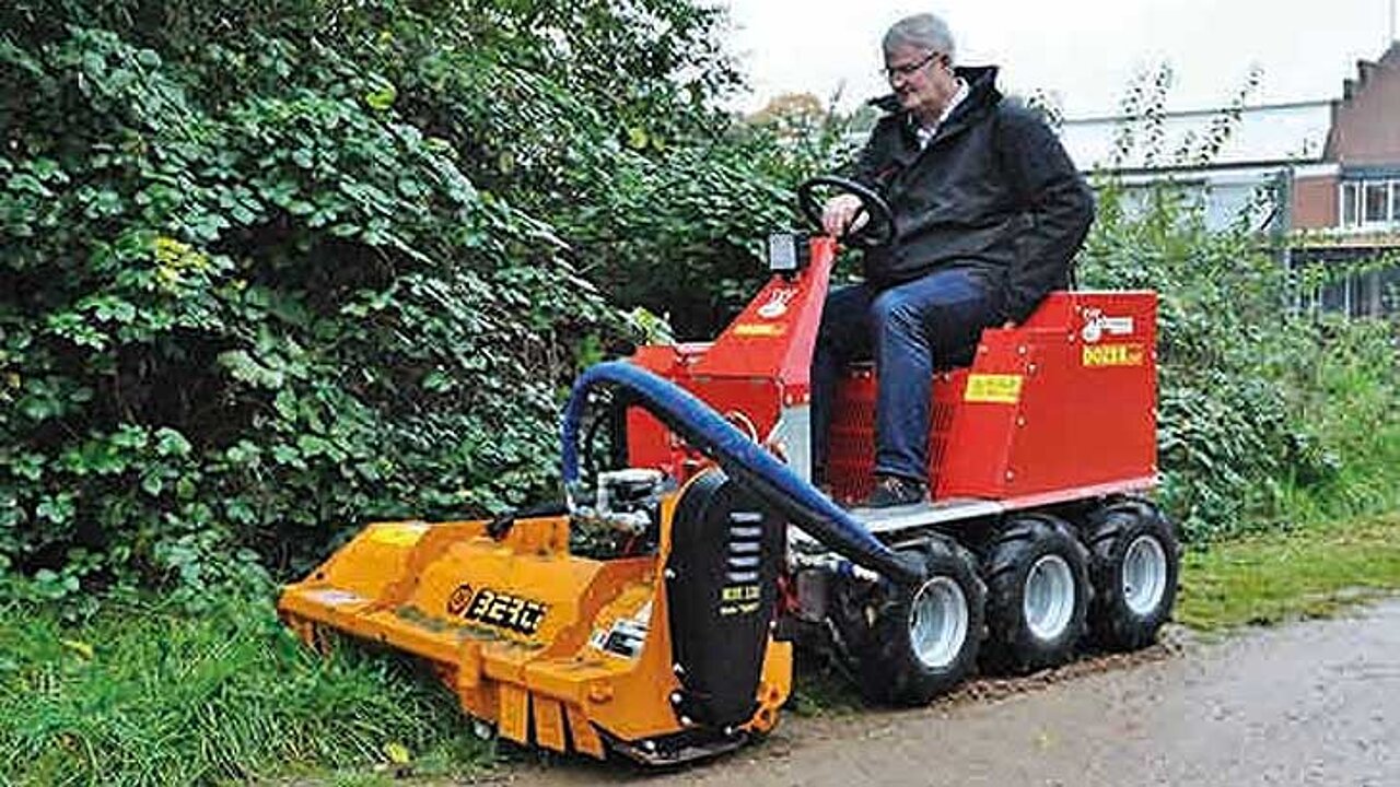 Dozer bei der Grünflächenpflege