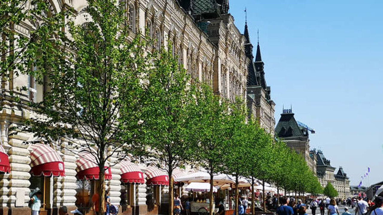 Neubepflanzte Einkaufsstraße
