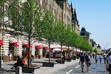 Neubepflanzte Einkaufsstraße