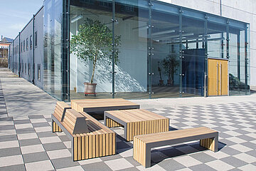 Nusser-plaza-sitzbänke