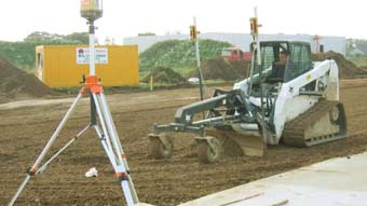 MIT BOBCAT RAUPENLADER: 5.500 m² - Planung in nur zwei Tagen MIT BOBCAT RAUPENLADER: 5.500 m² - Planung in nur zwei Tagen