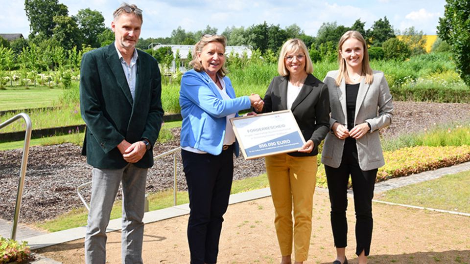 überreicht Förderbescheid