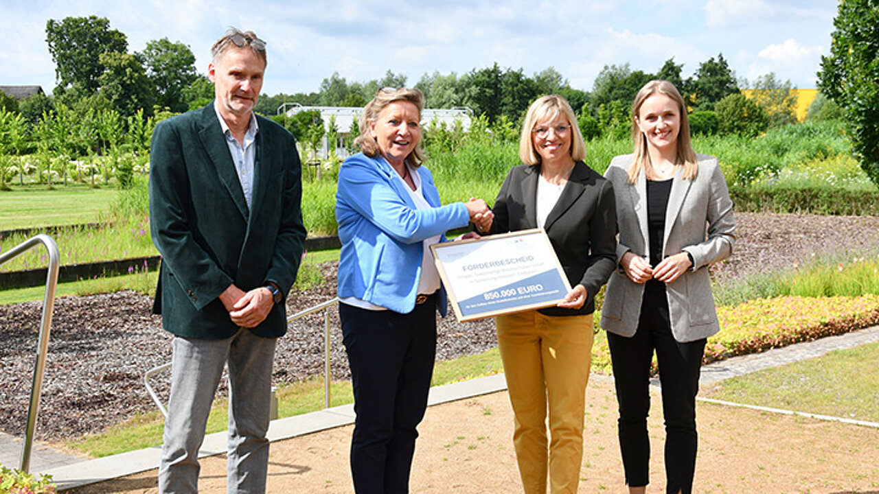überreicht Förderbescheid