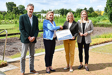 überreicht Förderbescheid