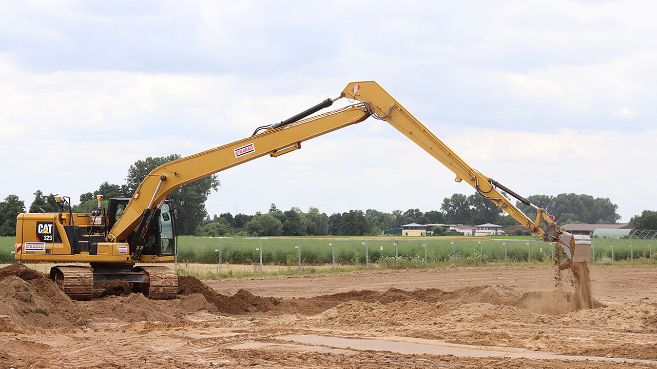 Cat Kettenbagger 323 mit 18 Meter Longreach-Ausleger