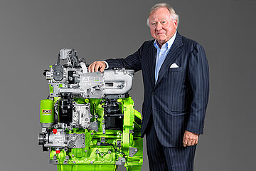 Lord Bamford mit dem Wasserstoff- Verbrennungsmotor