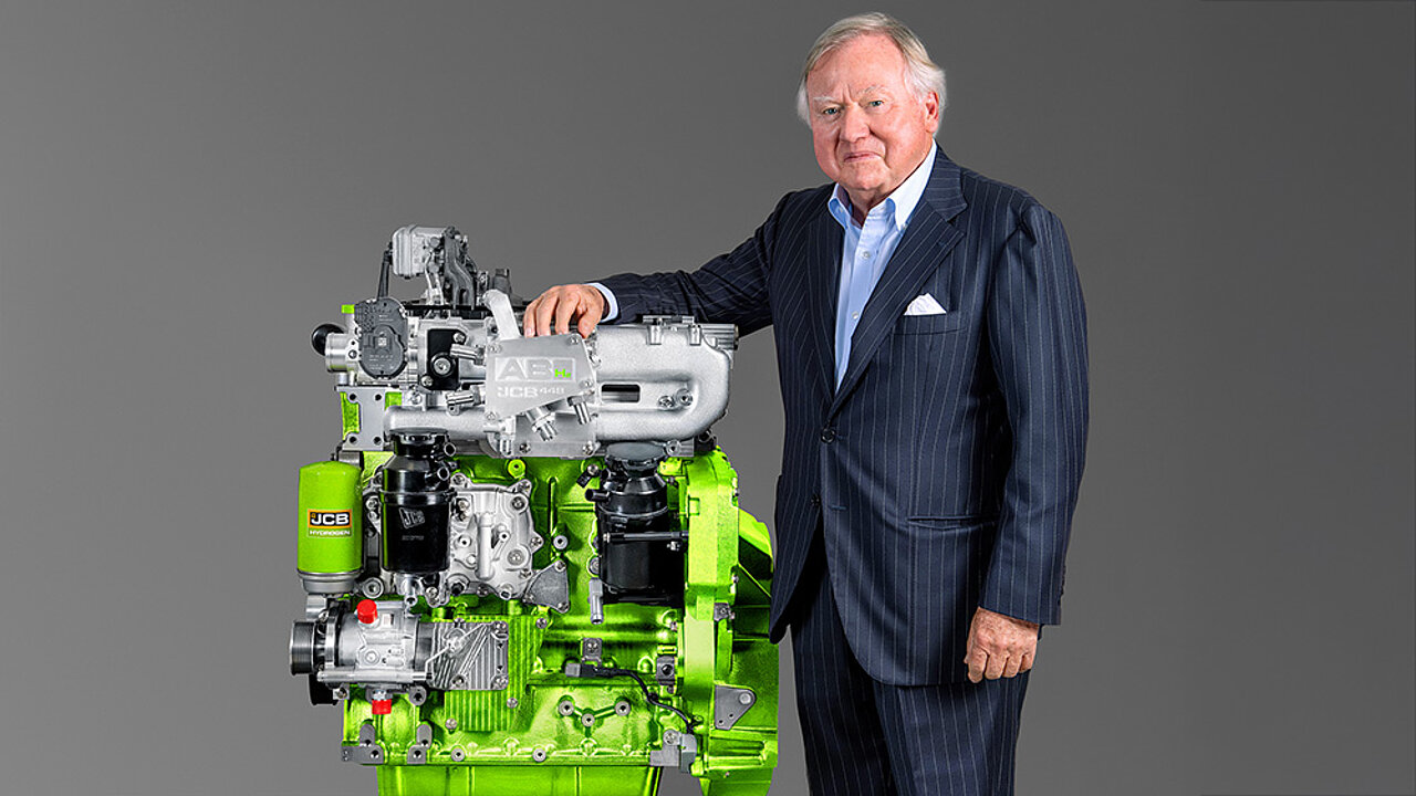 Lord Bamford mit dem Wasserstoff- Verbrennungsmotor
