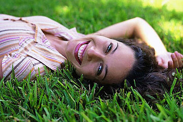 Frau im Gras